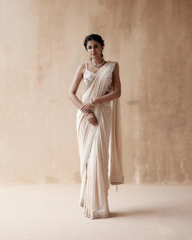 Ivory Saree And Blouse Slim Fit Blouse